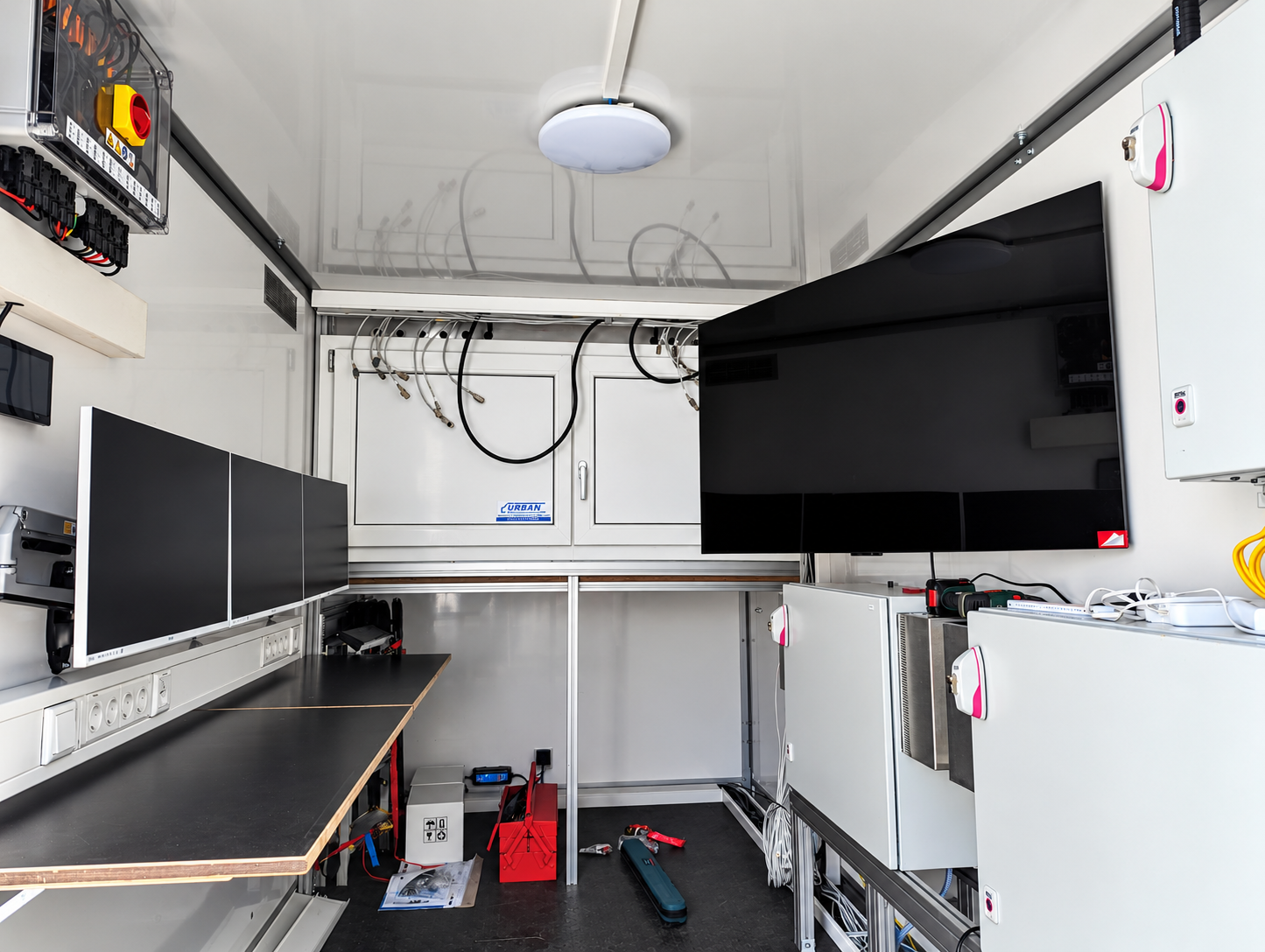 Mobiler Arbeitsplatz im Trailer mit Monitoren und technischer Ausstattung