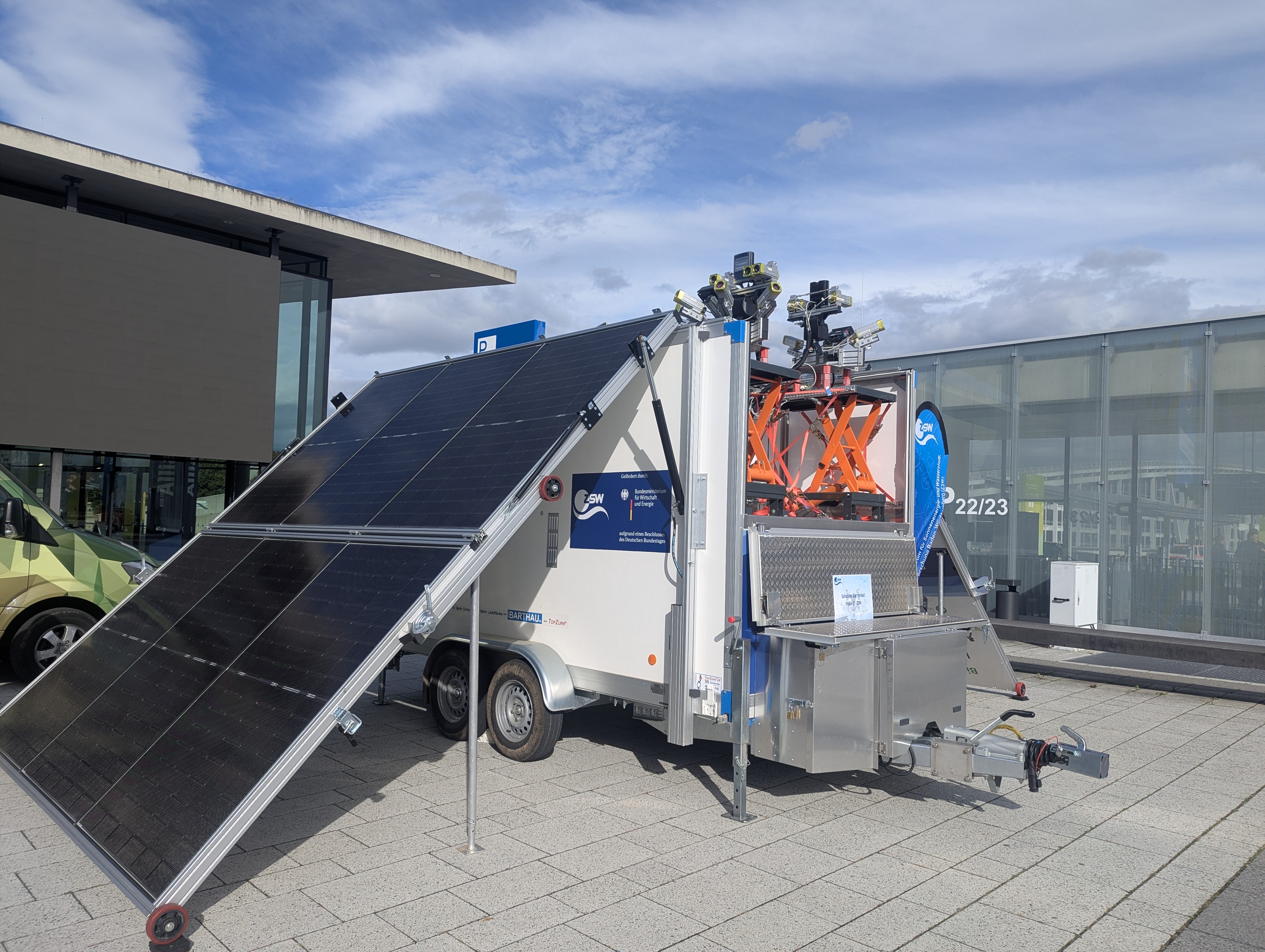 Mobiler Trailer zur Luftraumüberwachung mit ausgeklappten Solarmodulen und Kamerasystemen